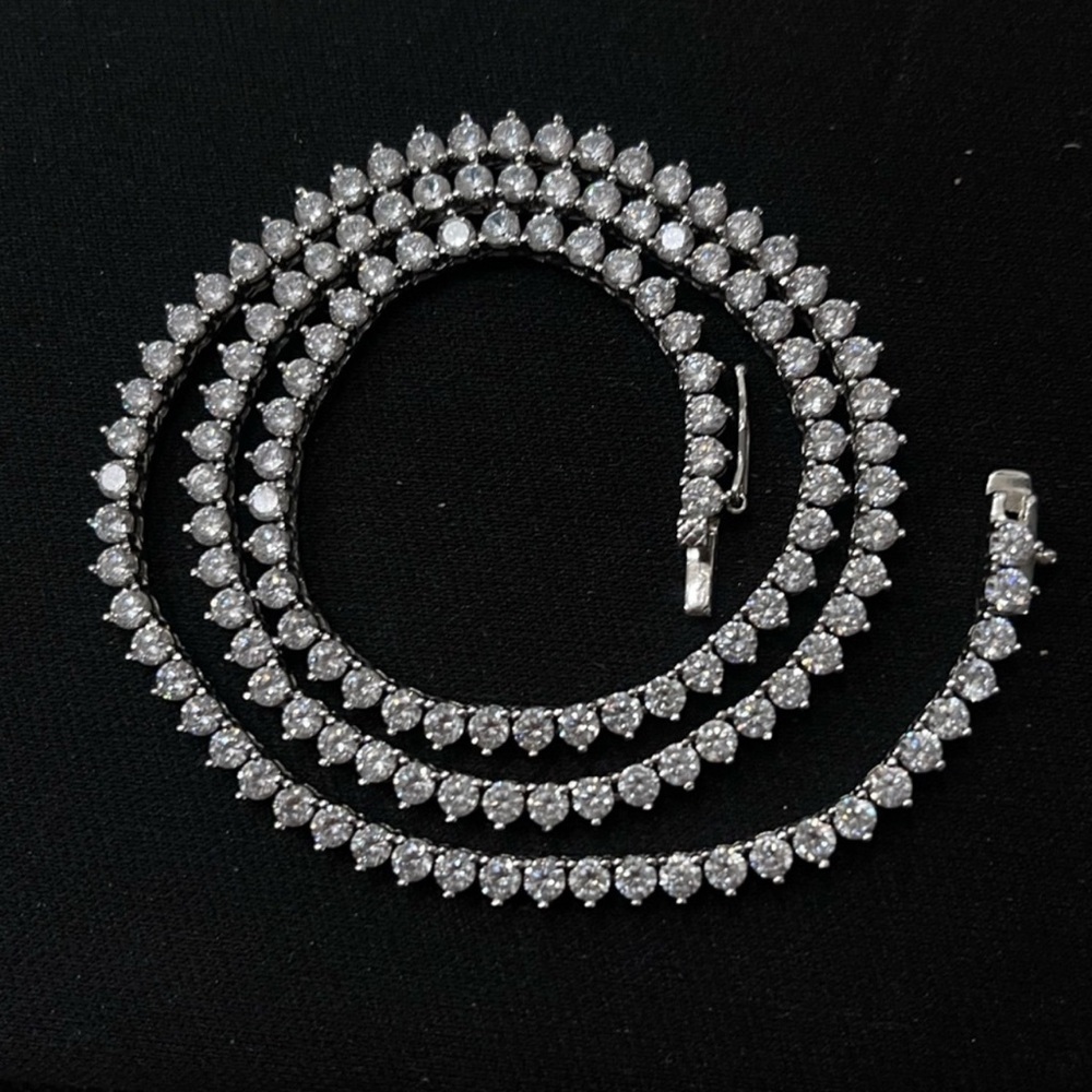 Elegant Silver Zircon Necklace!